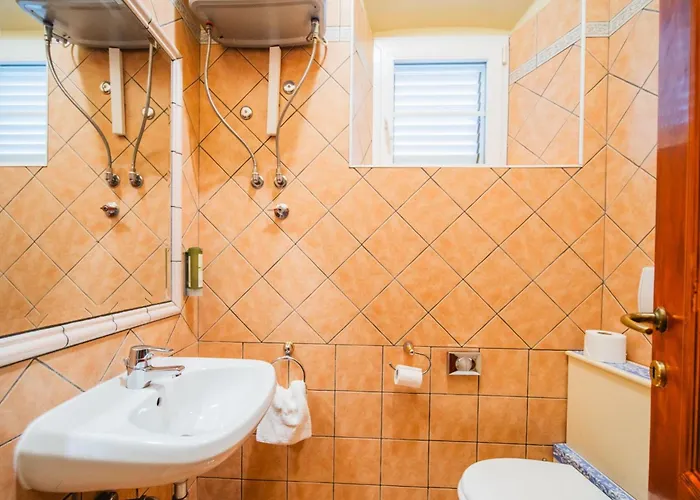 Traditionelles Steinhaus Mit Privatem Beheiztem Pool By Interhome بيت للعطل Čilipi